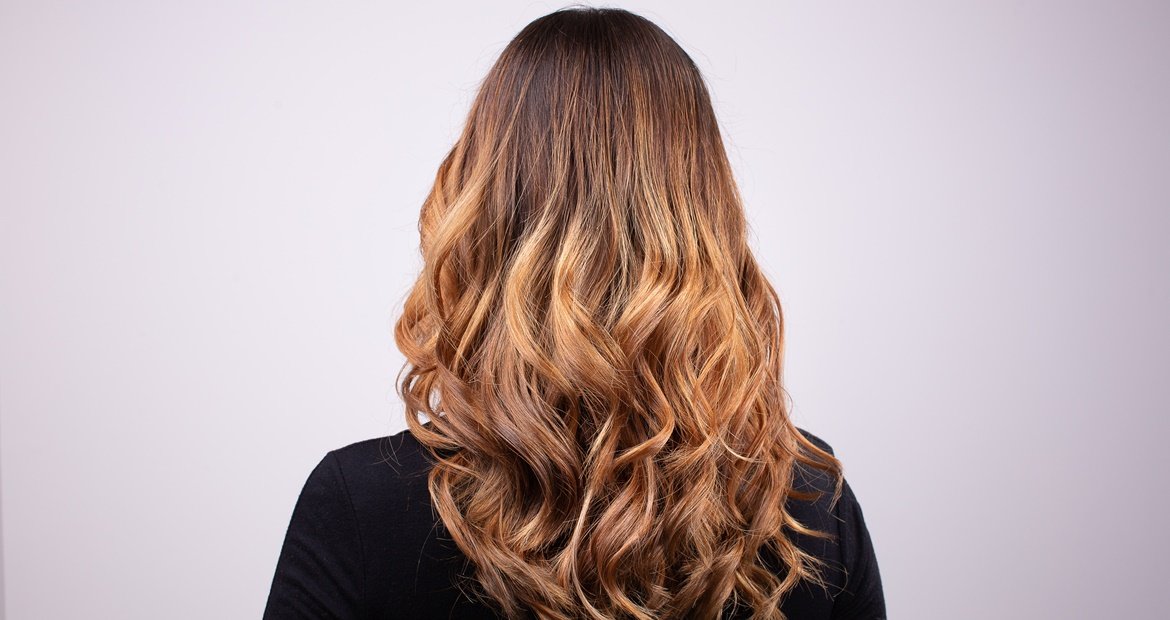 mulher com cabelos com luzes